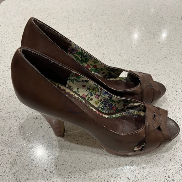 Sarah Jayne Heels - Picture 2 of 7